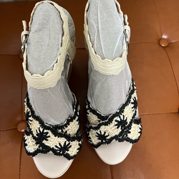 White and black wedges from copper key. Never worn - Picture 1 of 7